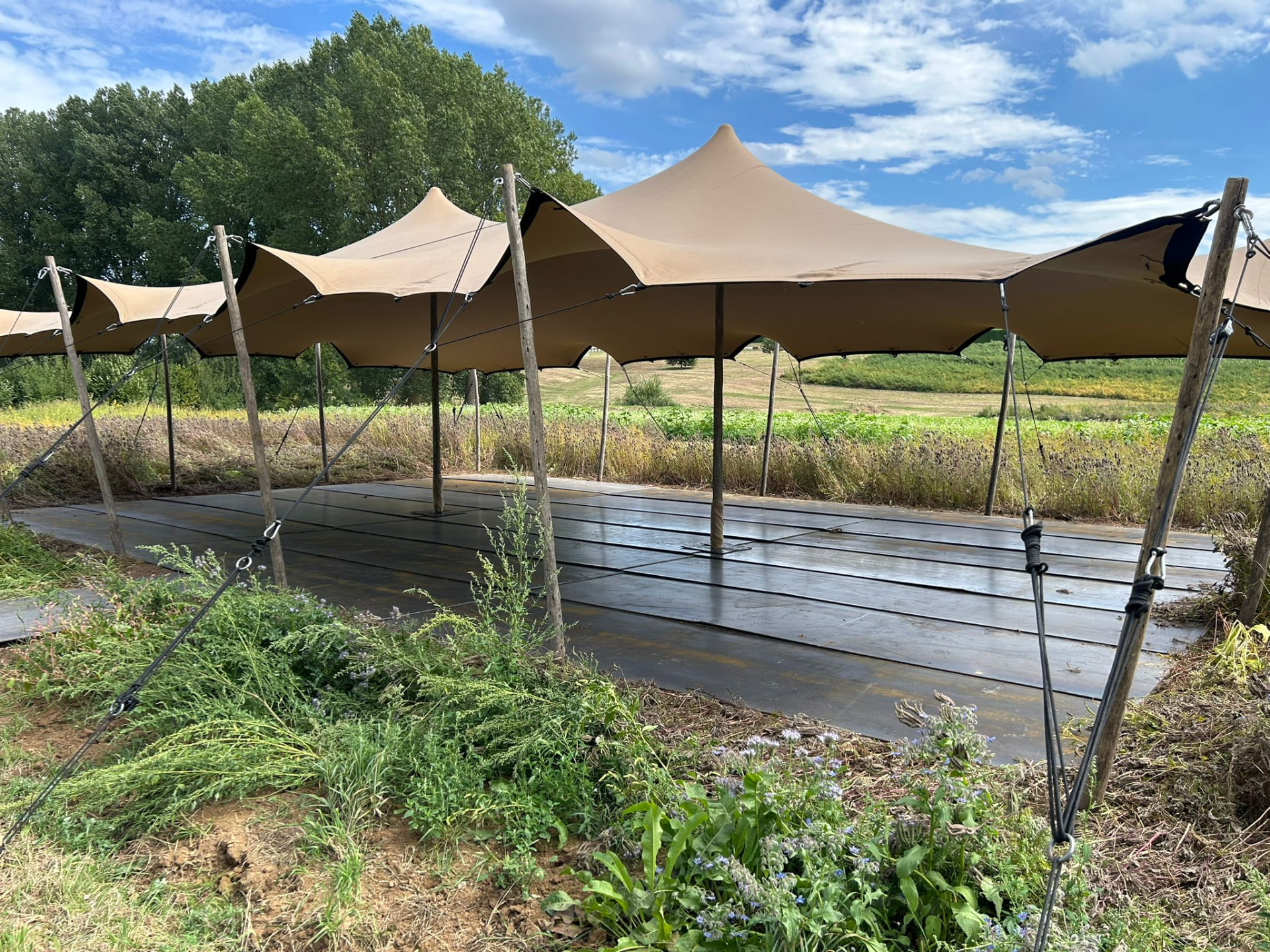 Rijplaten onder een tent op een evenemententerrein